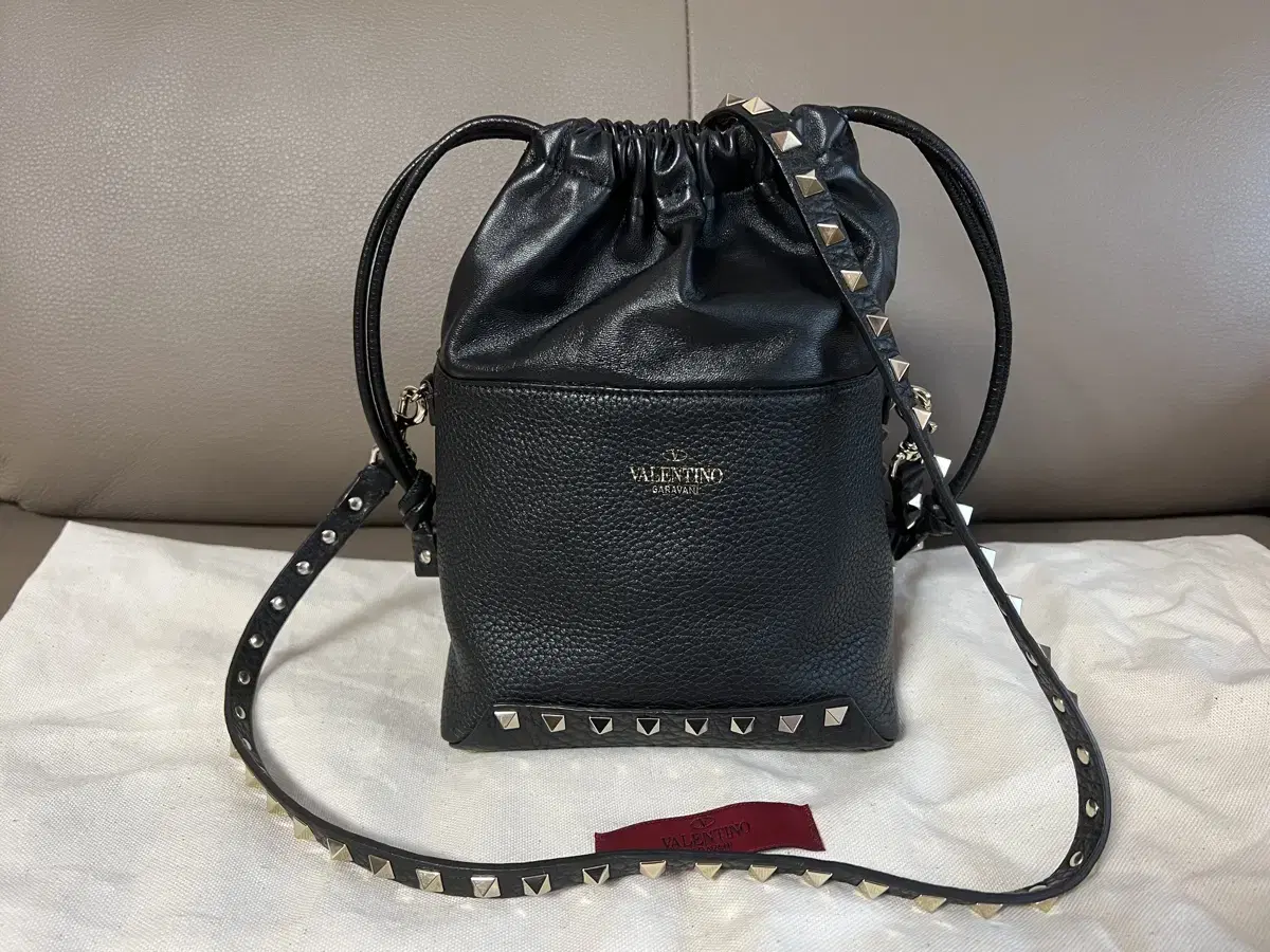 Valentino Rockstud bucket bag in black