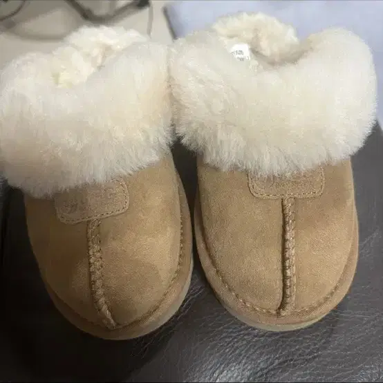 UGG 슬리퍼 팝니다