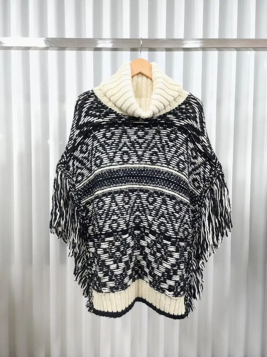 ESSENTIAL Antwerp ESSENTIALWool and alpaca-blend fringed poncho