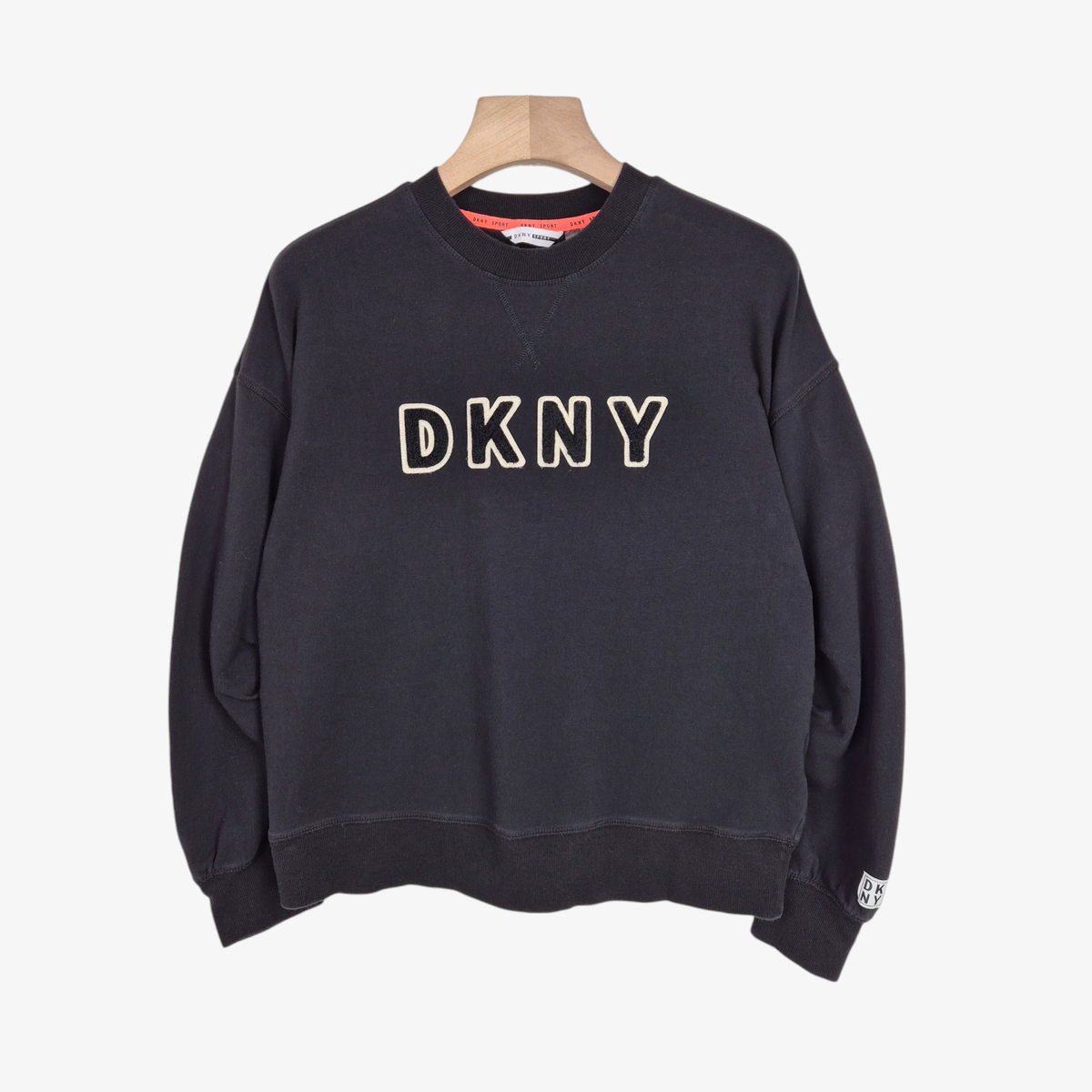 [55-66] DKNY 블랙 레터링 기모 스웨트셔츠