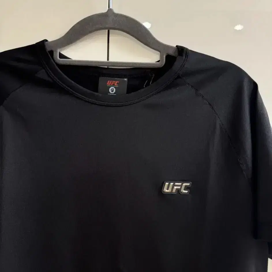 [새상품] UFC 머슬핏 반팔티셔츠 헬스티셔츠 운동티셔츠 L