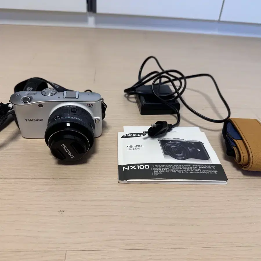 삼성 NX100 미러리스 + 20-50mm 렌즈 11만에 팝니다