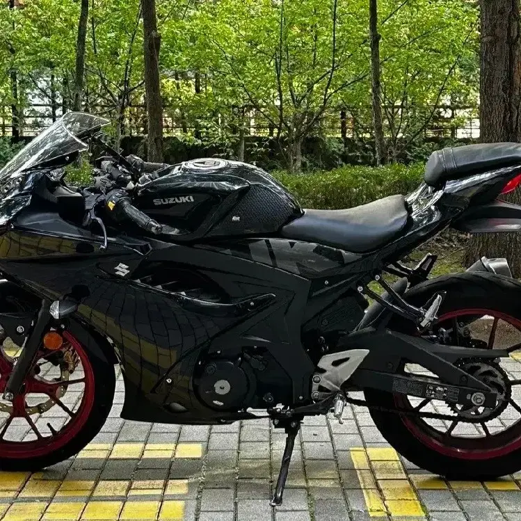 스즈키 GSX-R125 2023년식 신차급컨디션 1만키로수대 블랙차량