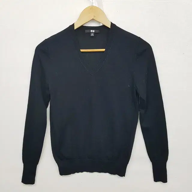 Uniqlo 100% Momo Slim Sweater Black