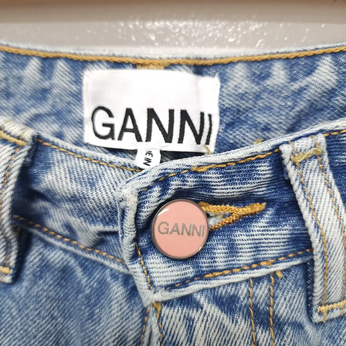 가니 GANNI 테이퍼드 배기 핏 데님 청바지 024