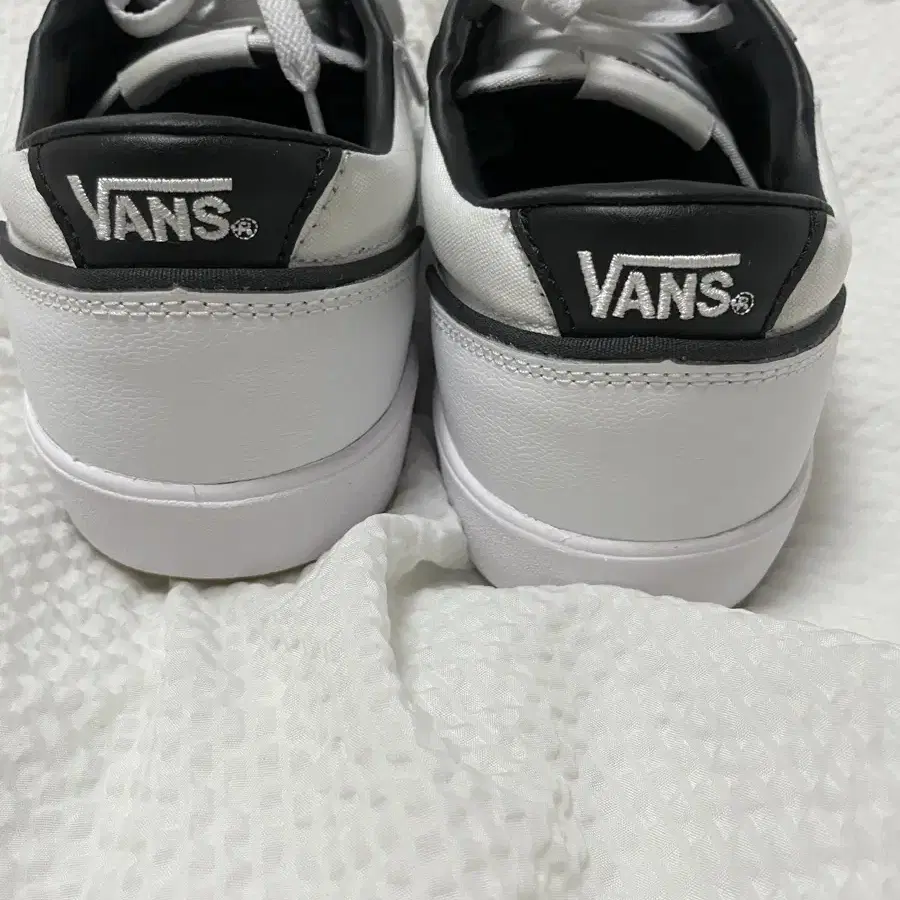 새상품 반스 로우랜드 vans lowland 블랙 화이트