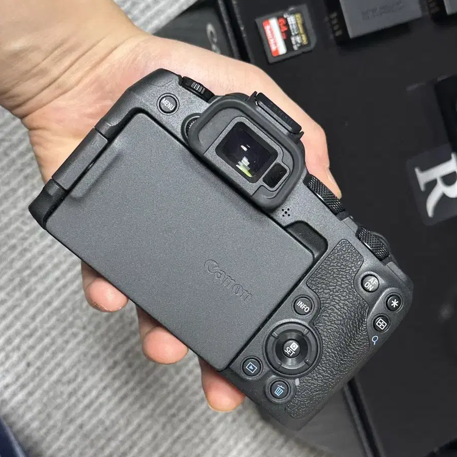 캐논 EOS R8