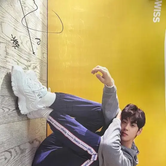 차은우 K-SWISS 포스터, 아스트로 포스터 4개