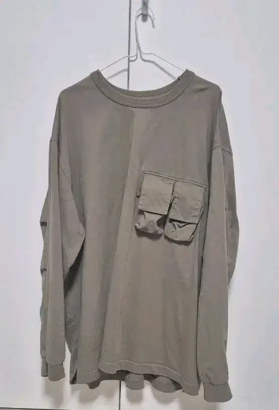 모이프 [SS24] MAGAZINE POCKET L/S TEE/OLIVE