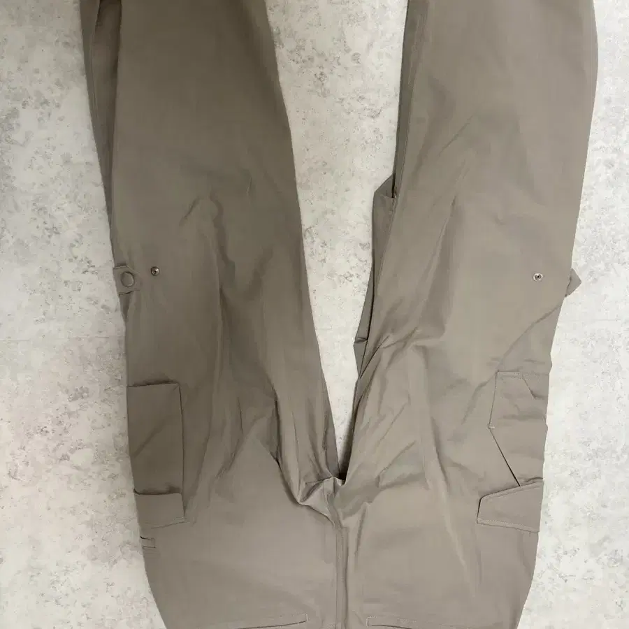 이티씨이 HAMPUS CARGO PANTS (KHAKI BEIGE)