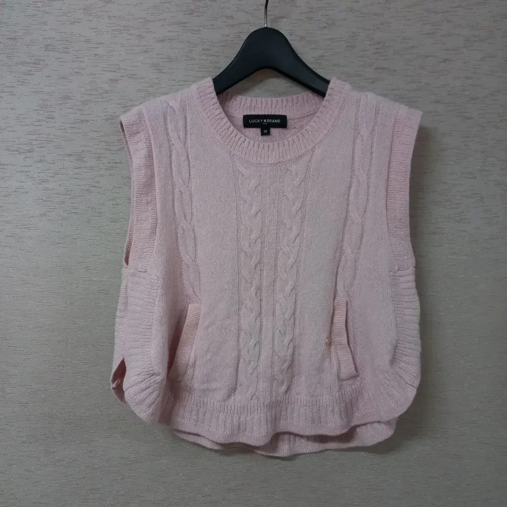 12-12/LuckyBrand January 2024Pink side-trimmed knit vest for women