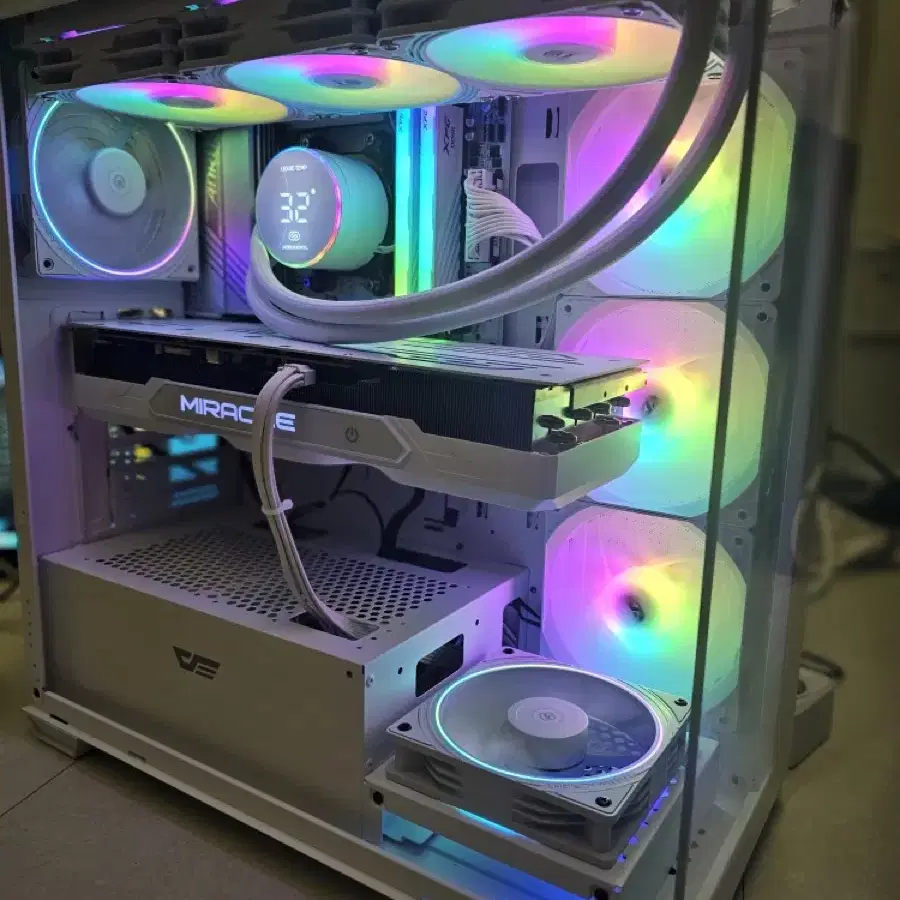 라이젠 7950X3D RTX 4080 SUPER 화이트 본체 팝니다.