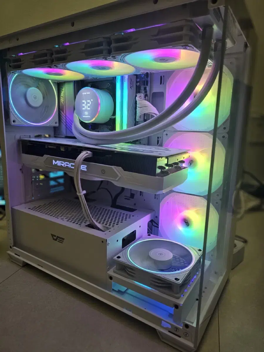 라이젠 7950X3D RTX 4080 SUPER 화이트 본체 팝니다.