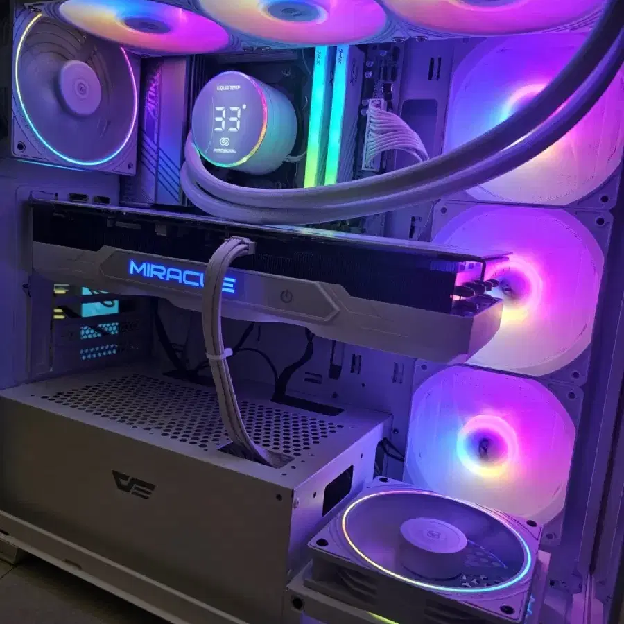 라이젠 7950X3D RTX 4080 SUPER 화이트 본체 팝니다.