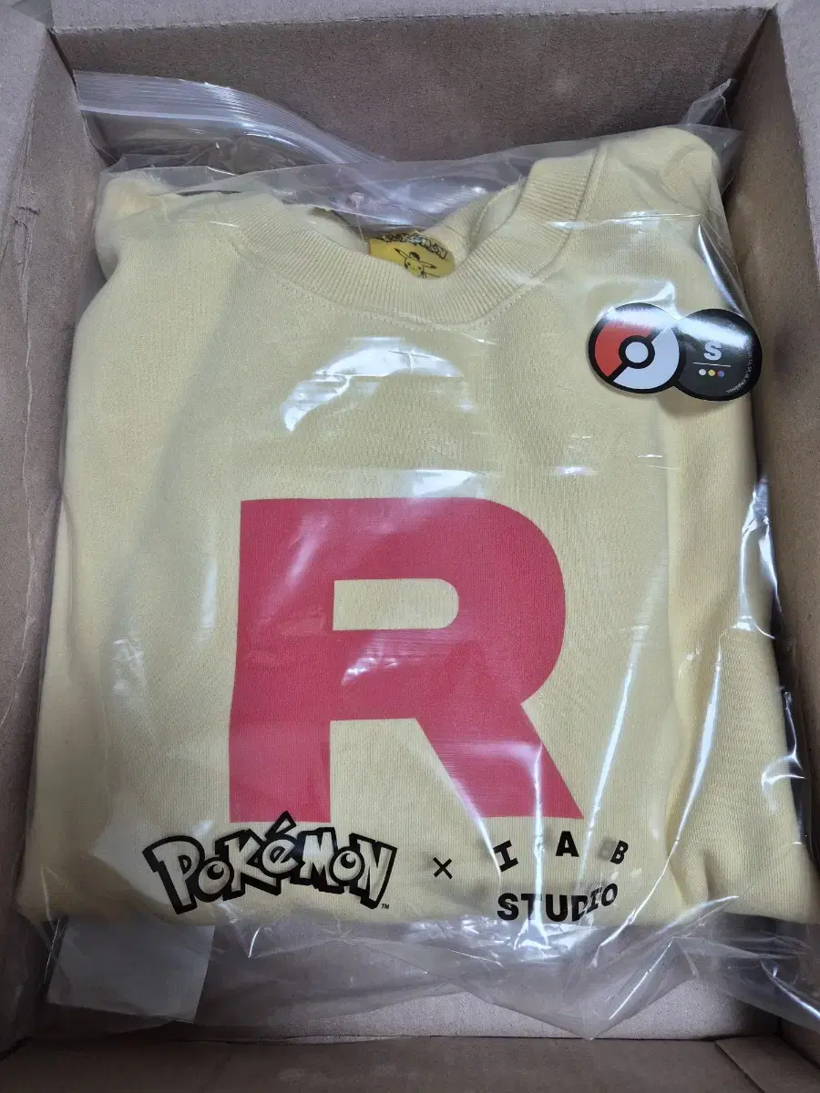 S iApp X Pokémon Rocket Team Sweatshirt Cream Lettuce