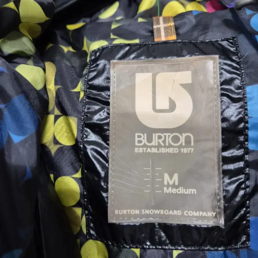 BURTON 유광 패딩 M