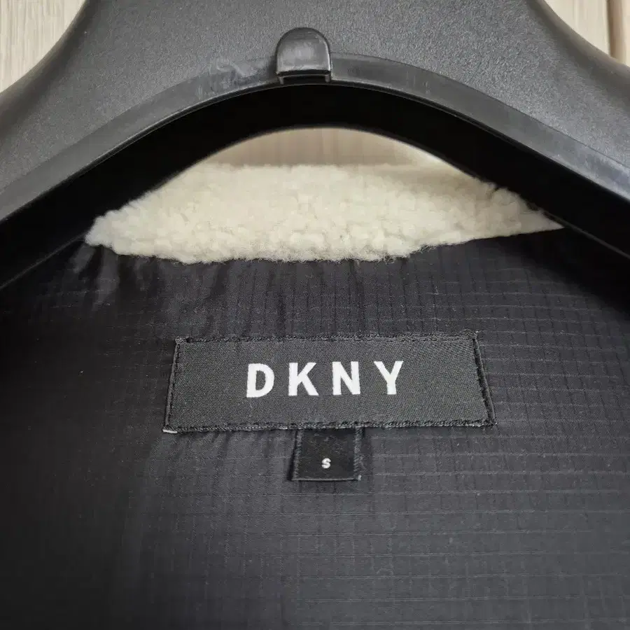 DKNY 구스다운 패딩점퍼 95사이즈 판매합니다.