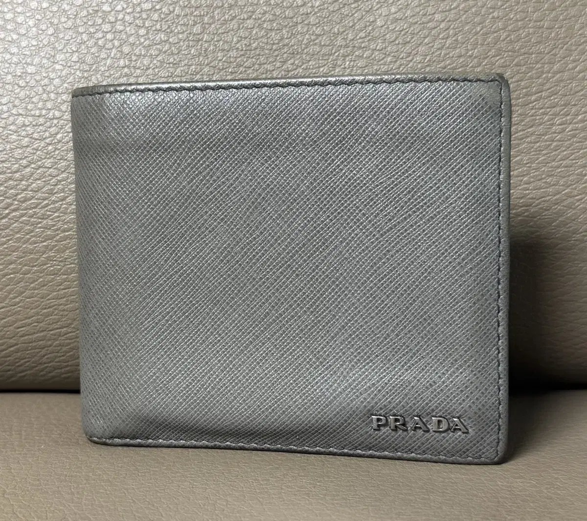 Prada Metallogo Saffiano Two-tone Coin Purse in Light Grey