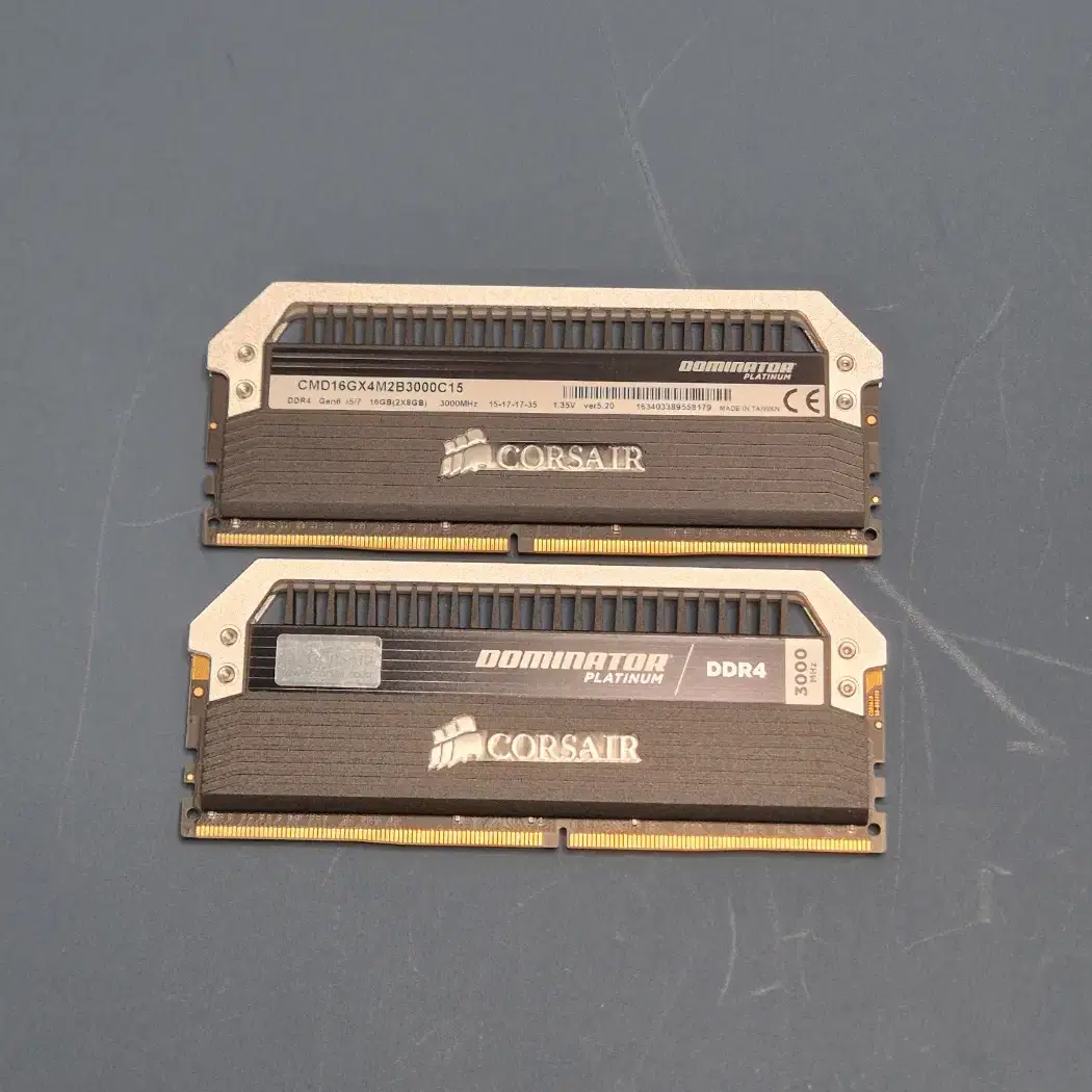 커세어 도미네이터 DDR4 8X2 총 16GB 판매합니다.