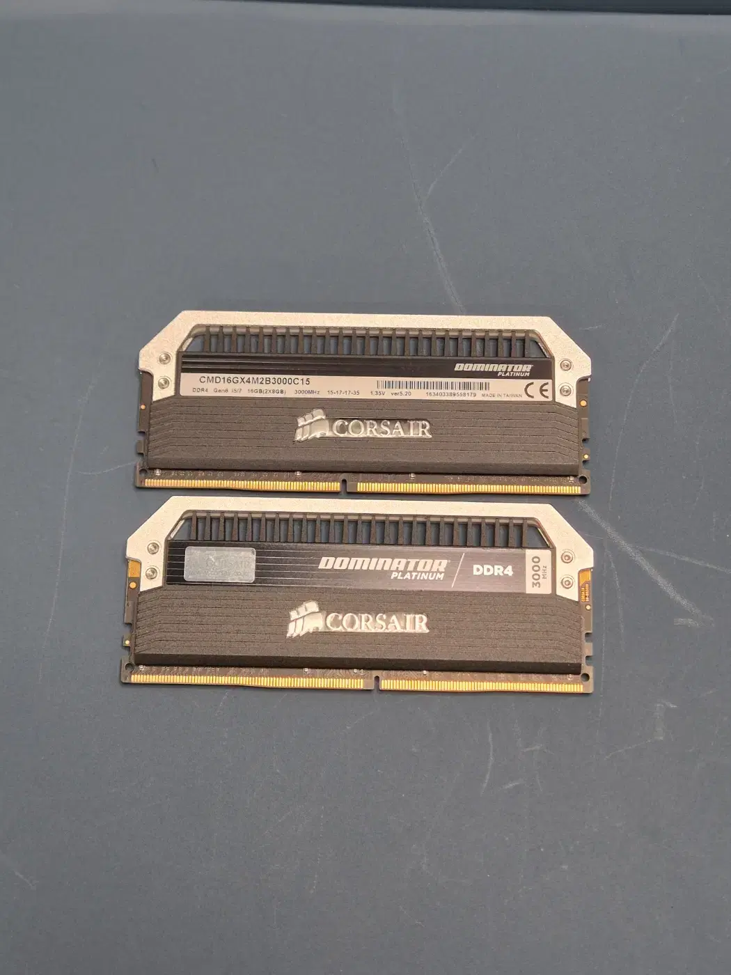 커세어 도미네이터 DDR4 8X2 총 16GB 판매합니다.