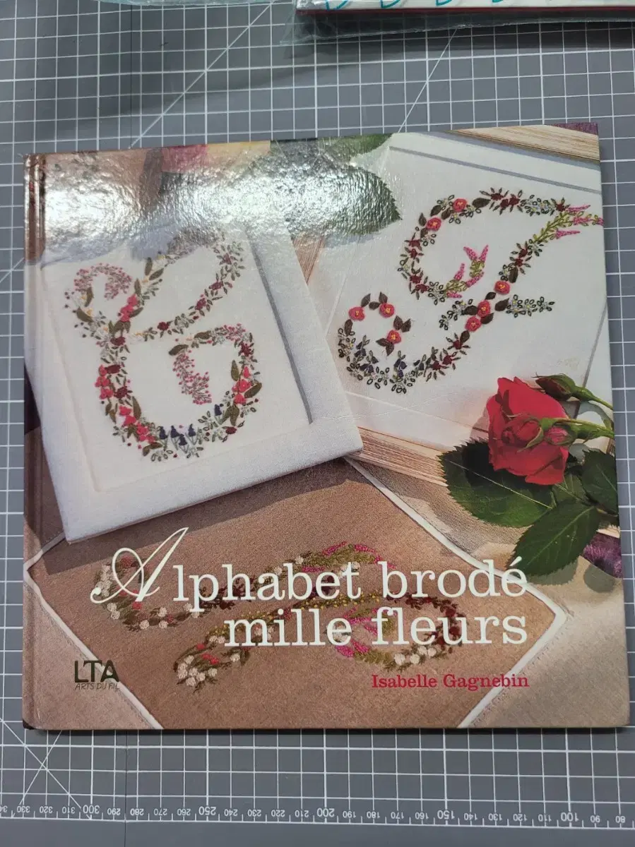 프랑스자수서적 alphabet brode Mille fleurs