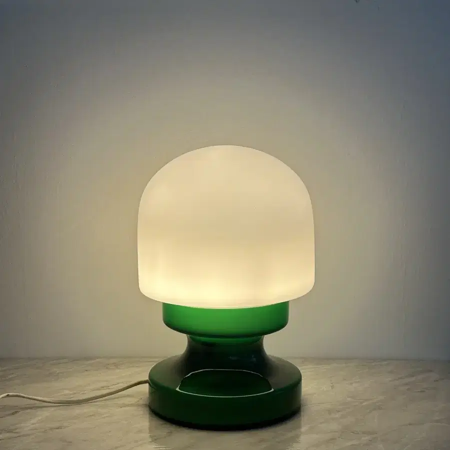 lime Green Opaline table lamp 빈티지조명