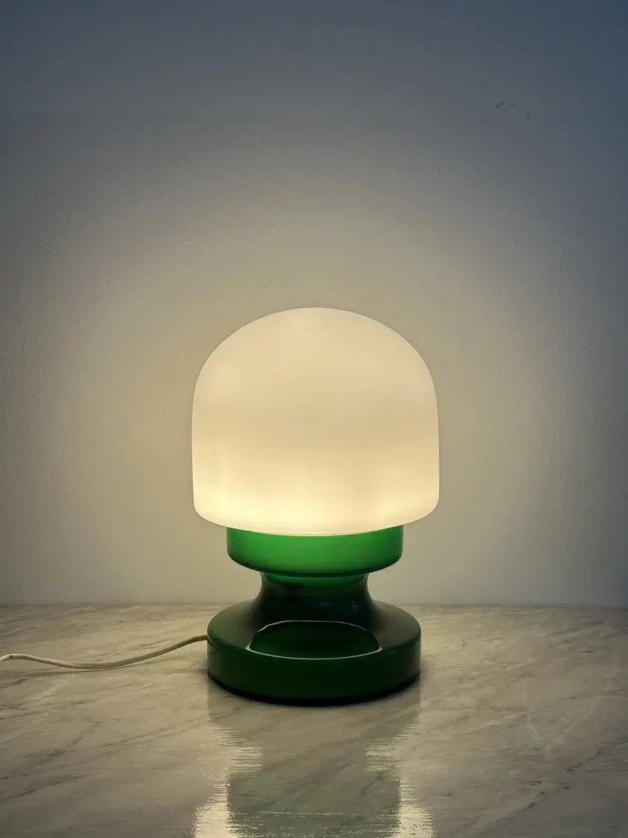 lime Green Opaline table lamp 빈티지조명