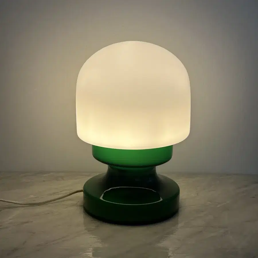 lime Green Opaline table lamp 빈티지조명