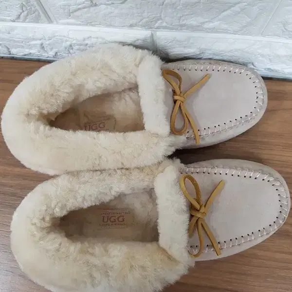 어그 오즈웨이 UGG 호즈 양털로퍼 230 모카신