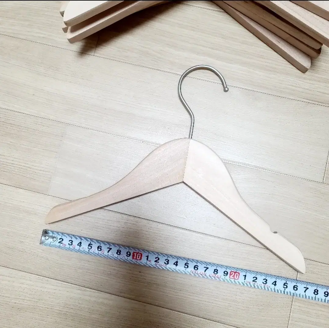 Dog hanger about 26cm across