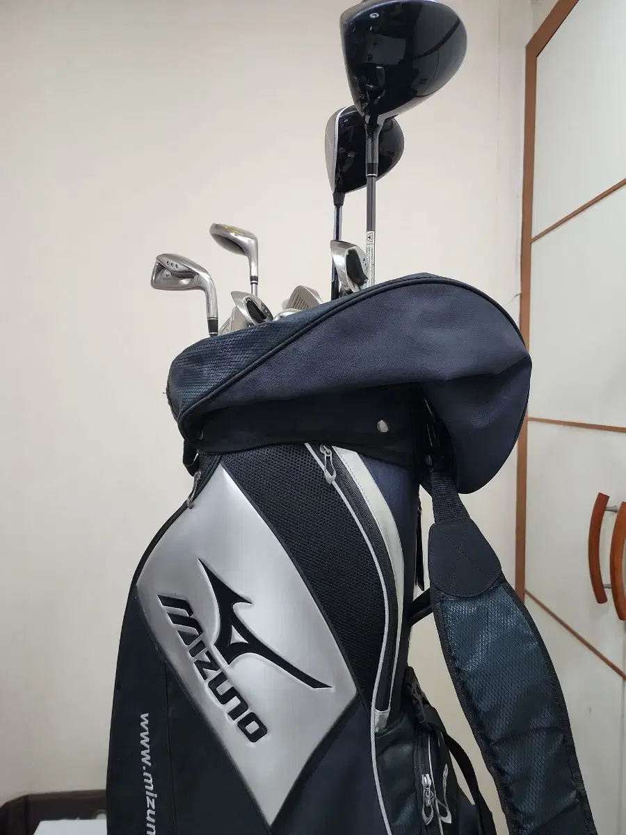 Full set of men's golf clubs including Mizuno lightweight steel irons Nike and more