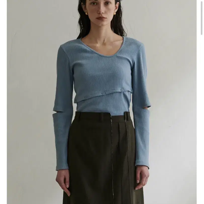 오데스 Unbalanced button knit top Blue