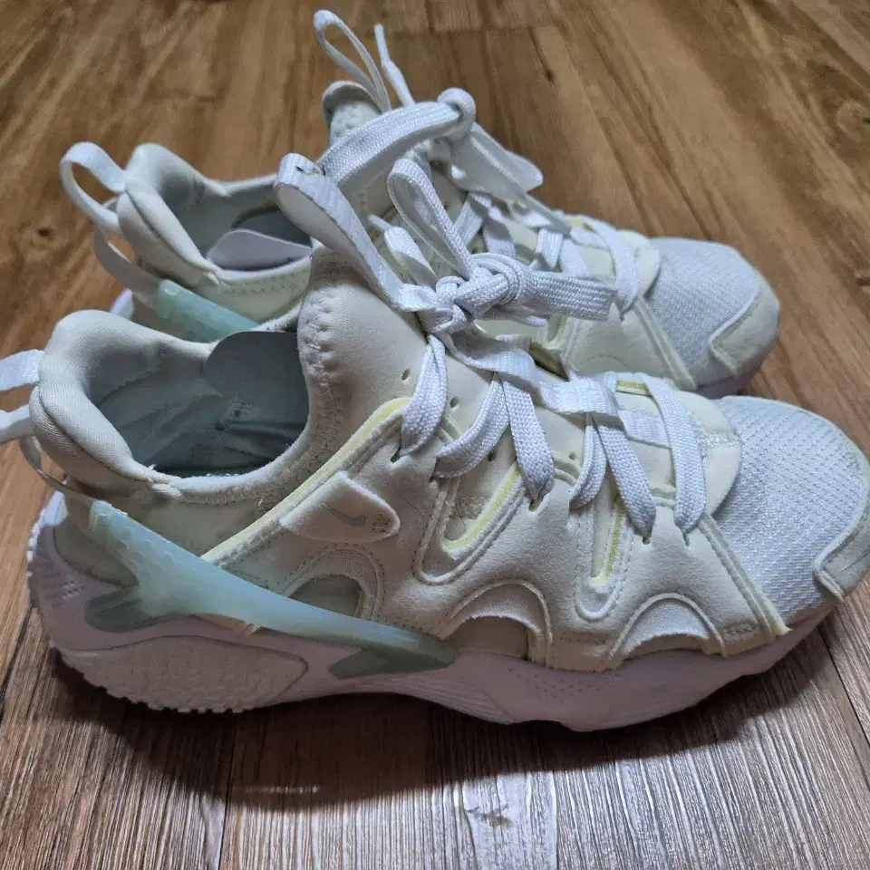 나이키 운동화(W NIKE AIR HUARACHE CRAFT)