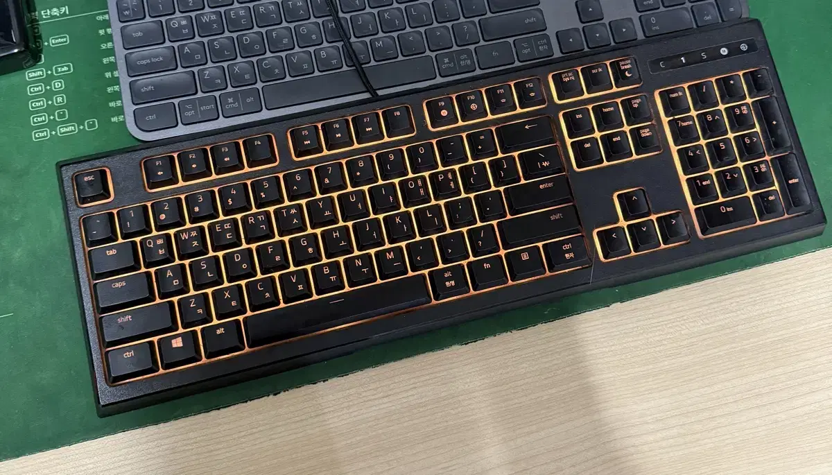 Razer Ornata Chroma RZ03-0204 키보드 팝니다.