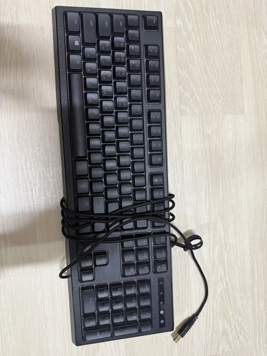 Razer Ornata Chroma RZ03-0204 키보드 팝니다.