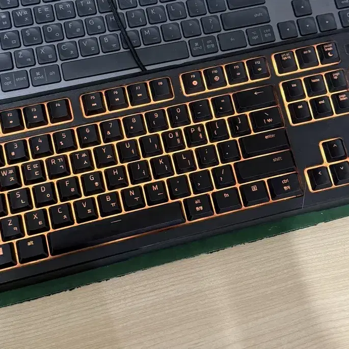 Razer Ornata Chroma RZ03-0204 키보드 팝니다.