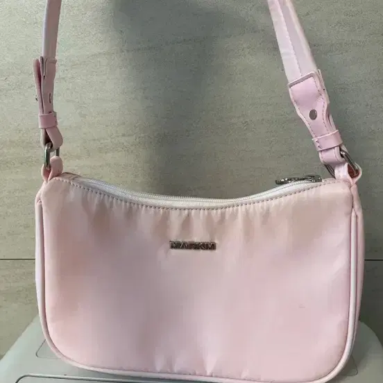 마크엠 숄더백 NYLON HOBO BAG LIGHT PINK