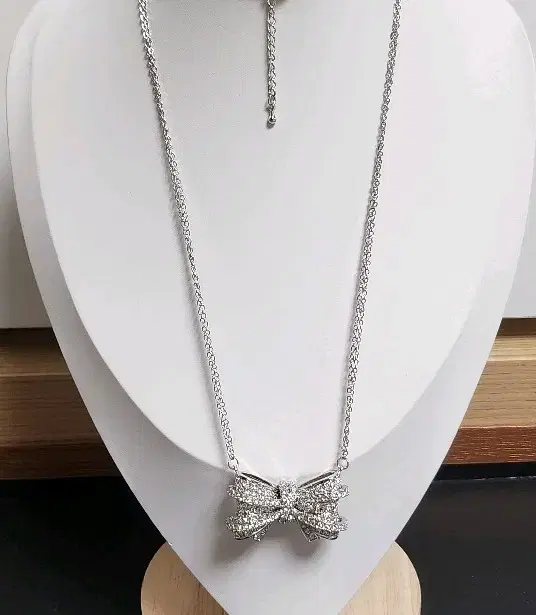 Three-dimensional ribbon cubic necklace