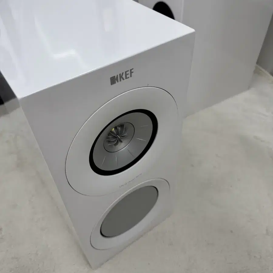 KEF R3