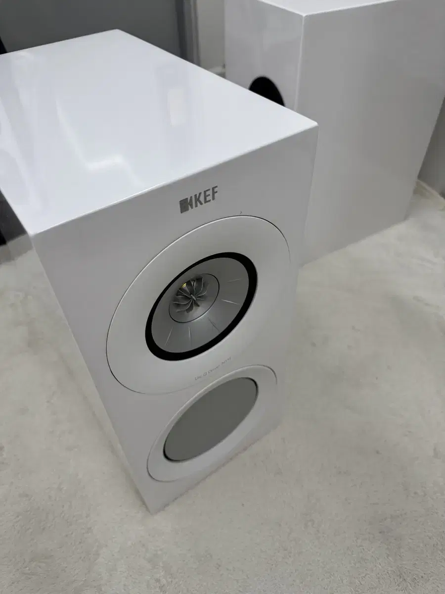 KEF R3