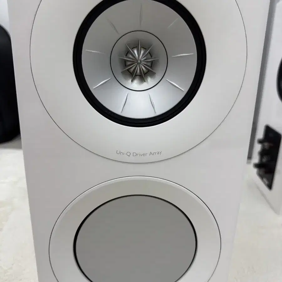 KEF R3