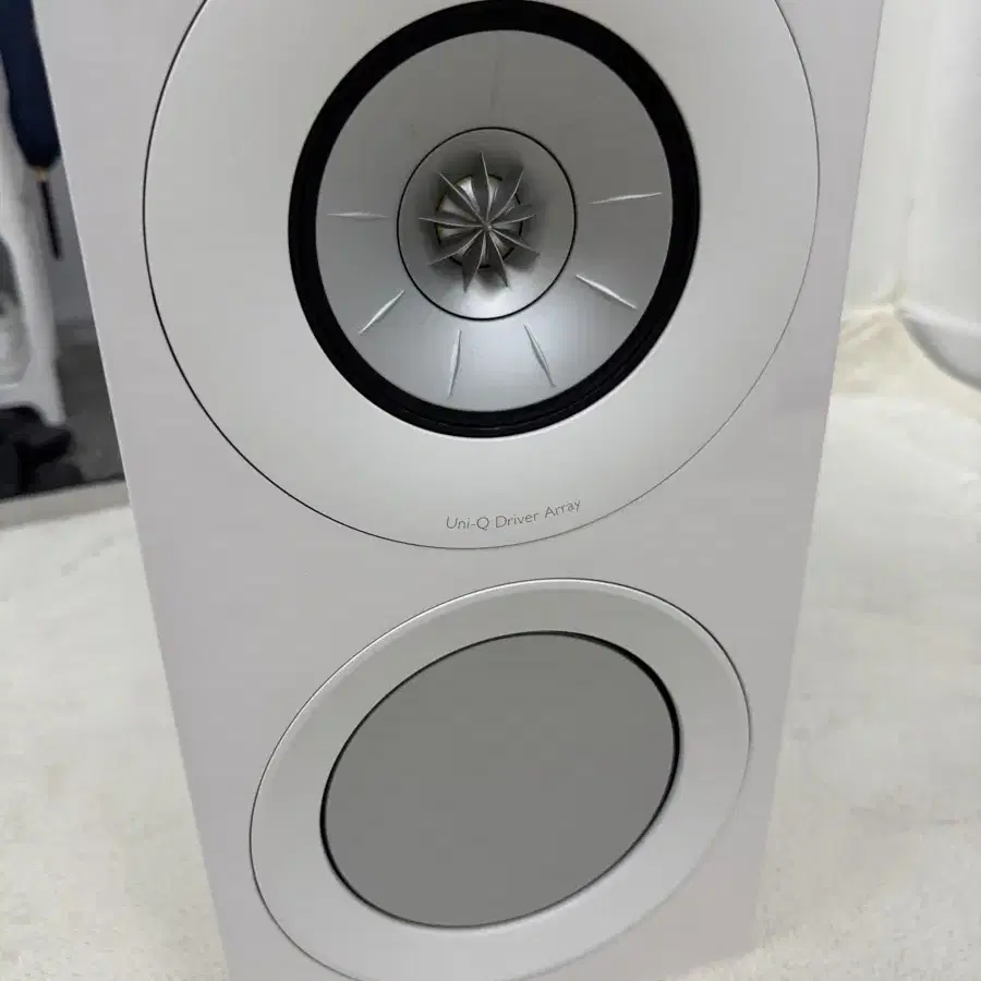 KEF R3