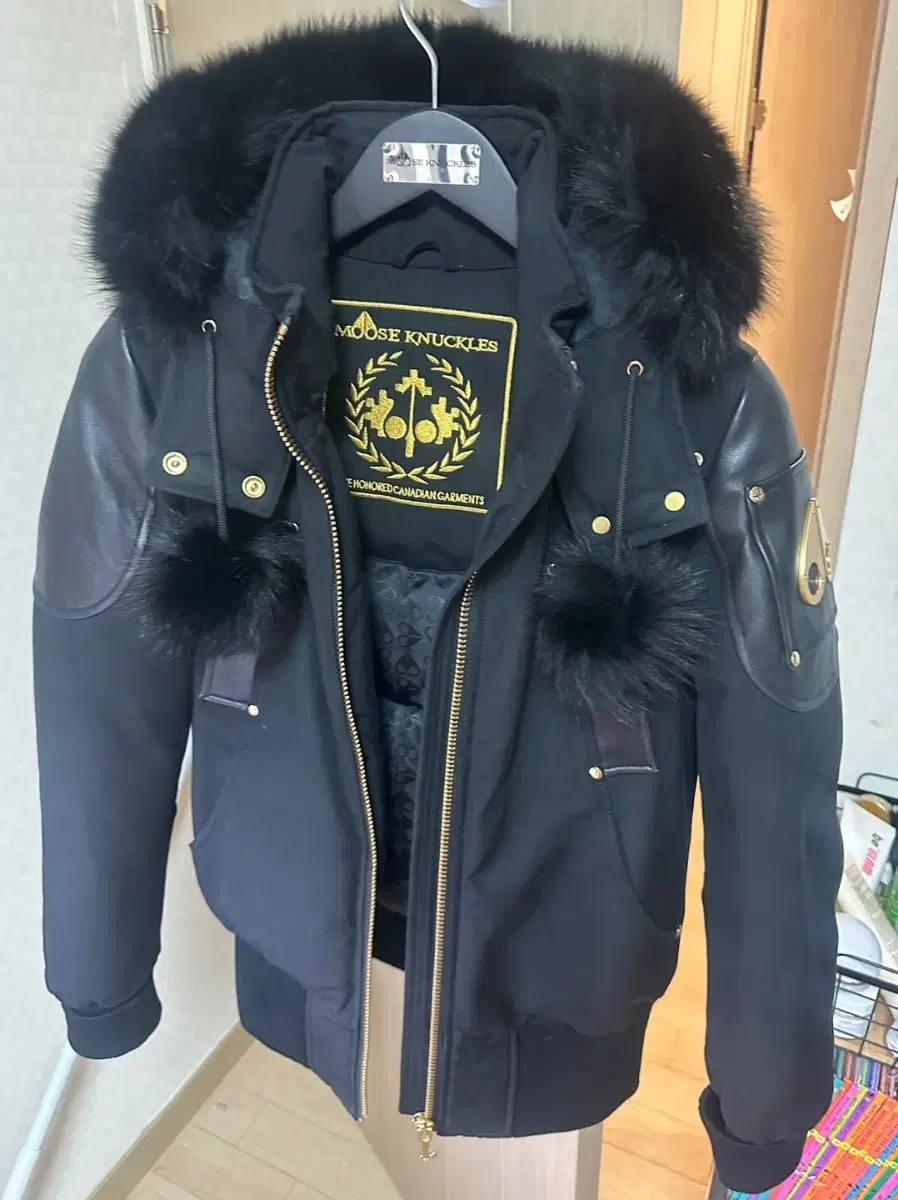 무스너클 금장 패딩 (날씨가 풀려서 마지막 가격내리고 보관하려 합니다.)