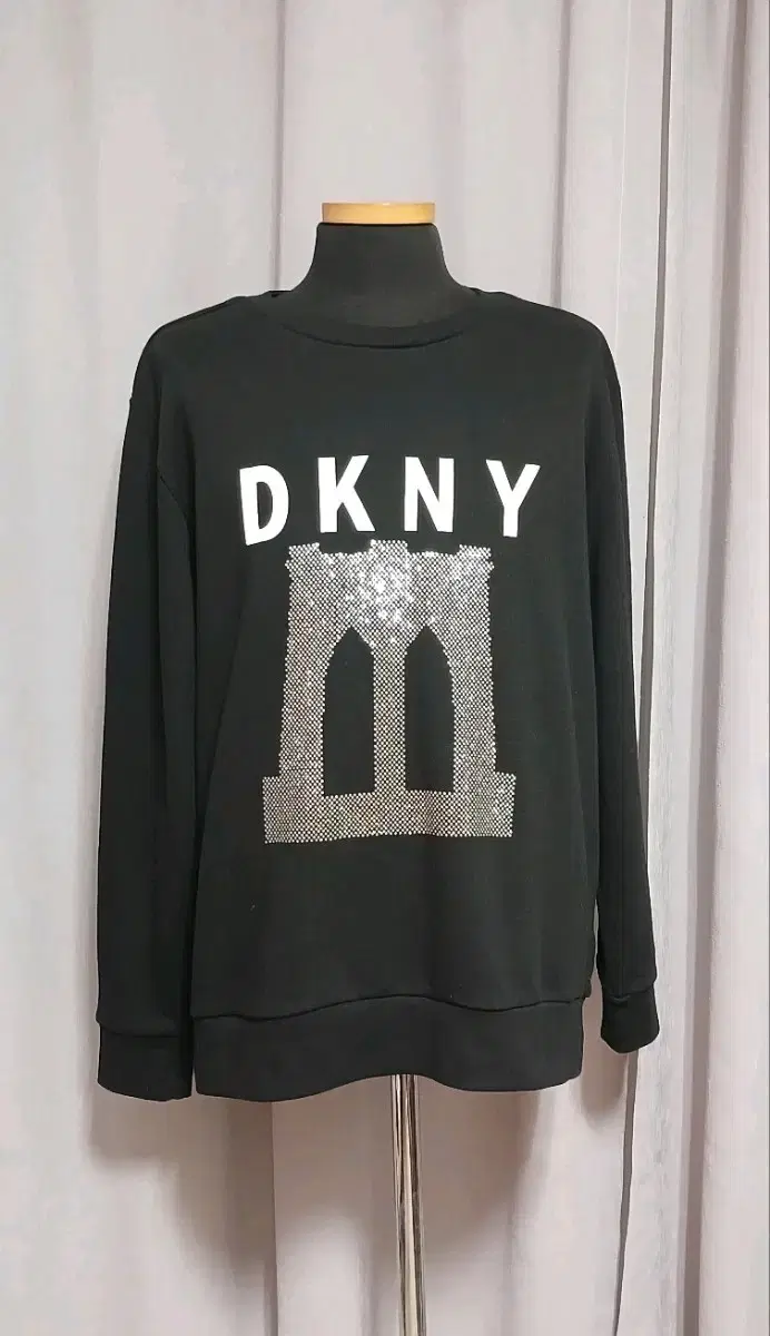 DKNY 우먼 큐빅 비즈 크루넥 맨투맨 M사이즈 상태굿