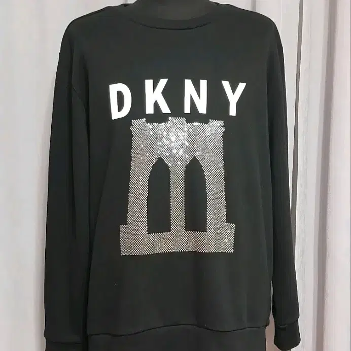 DKNY 우먼 큐빅 비즈 크루넥 맨투맨 M사이즈 상태굿