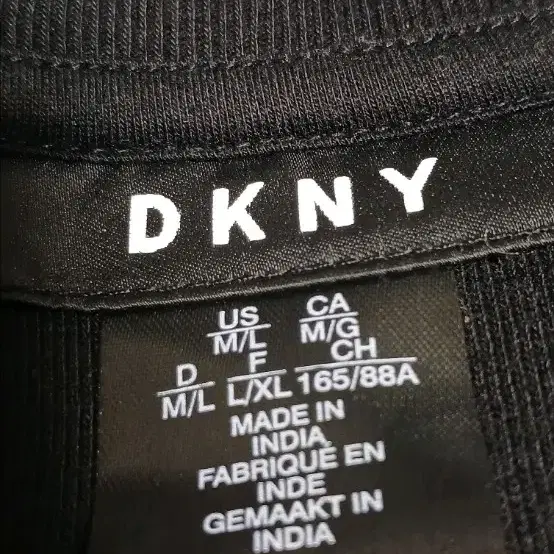 DKNY 우먼 큐빅 비즈 크루넥 맨투맨 M사이즈 상태굿