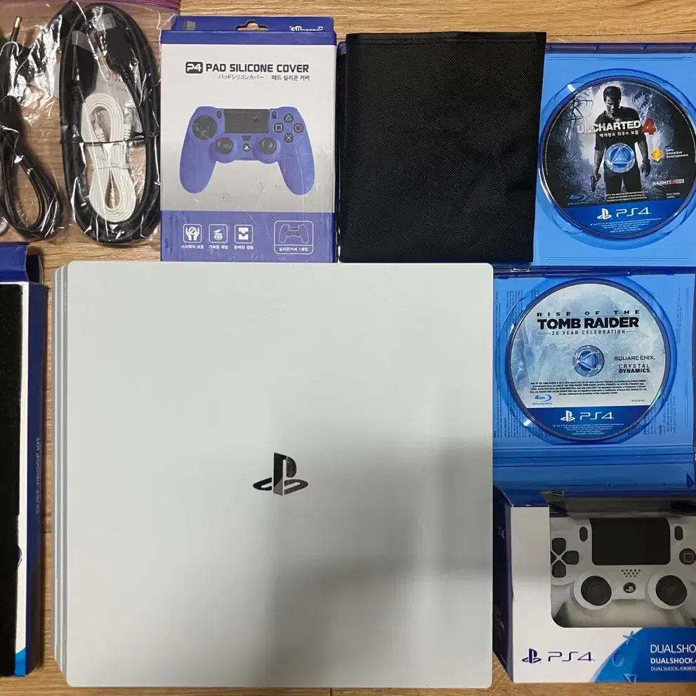 작동 문제 없고, PSN 차단 당하지 않은 PS4 Pro 백색 에디션 판