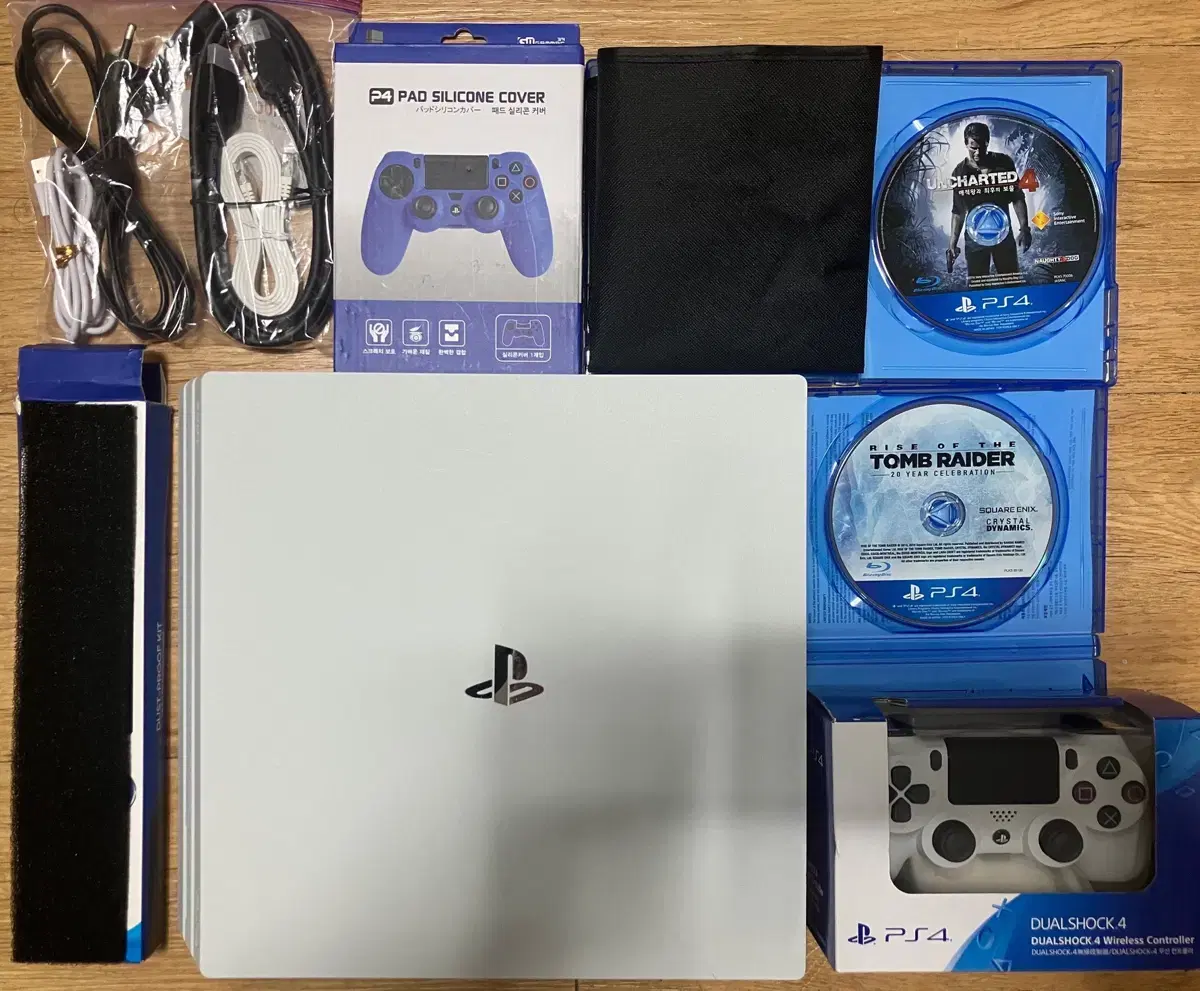 PS4 Pro (CUH-7218B) 화이트 에디션 판매합니다.