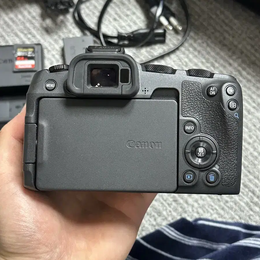 캐논 EOS R8