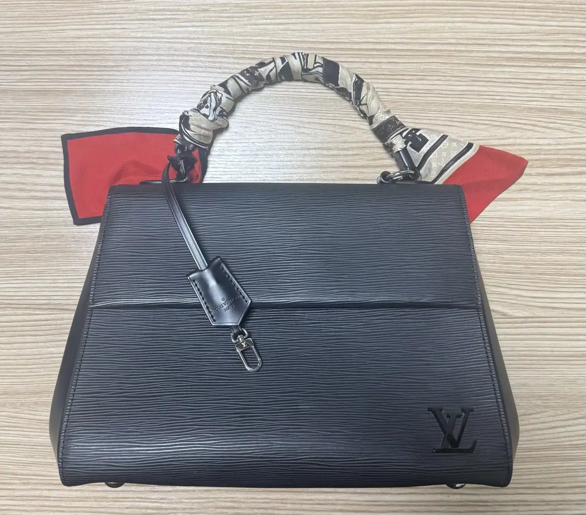 (Quick sale!Genuine scarf set)Louis Vuitton Epicluny MM Black